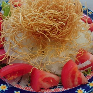 新玉ねぎ(オニオンスライス)と揚げ麺のサラダ♪